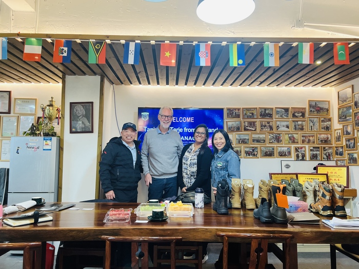 नर्वे र डेनमार्कका ग्राहकहरू उद्योगमा नयाँ अवसरहरू अन्वेषण गर्न गुआन्जाउ हानागल जूता कं, लिमिटेड भ्रमण गर्छन्।