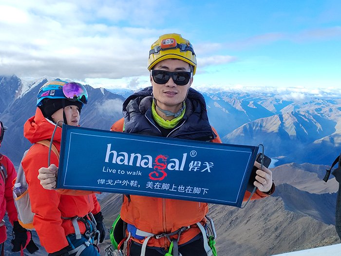 हिउँले ढाकिएको चुचुराहरू जित्दै: चरम साहसिक कार्यका लागि भरपर्दो पैदल यात्राका जुत्ताहरू